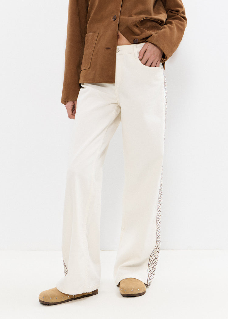 Broek met borduursels aan de zijkant
