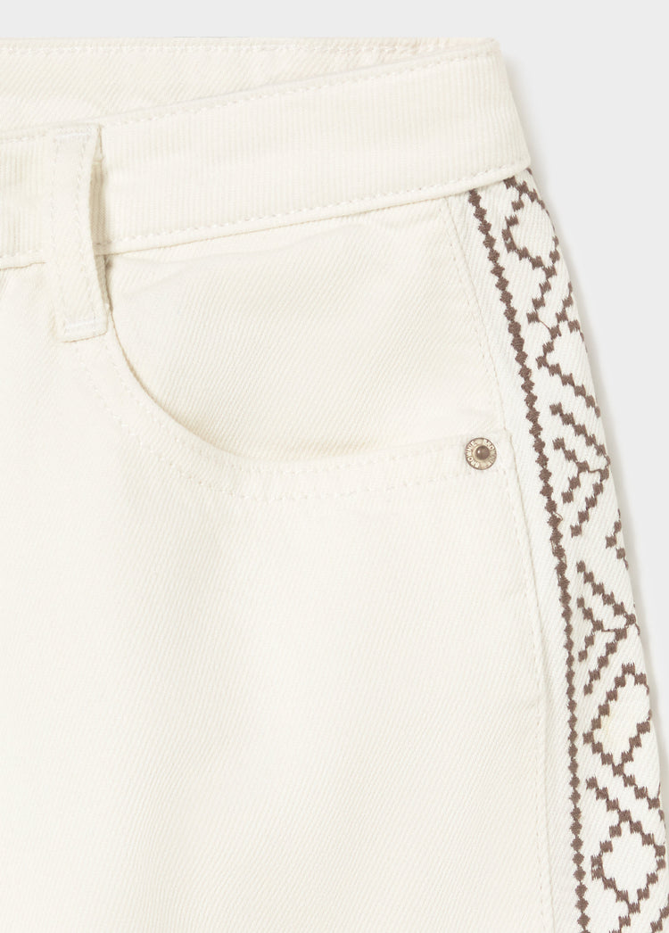 Broek met borduursels aan de zijkant