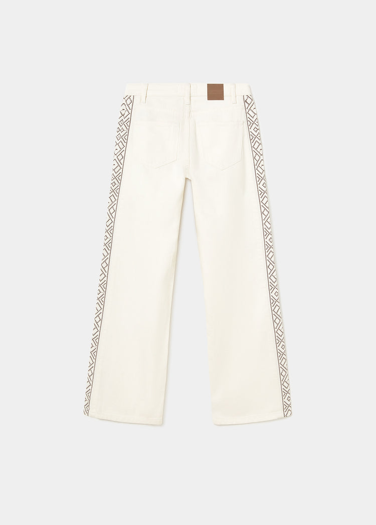 Broek met borduursels aan de zijkant