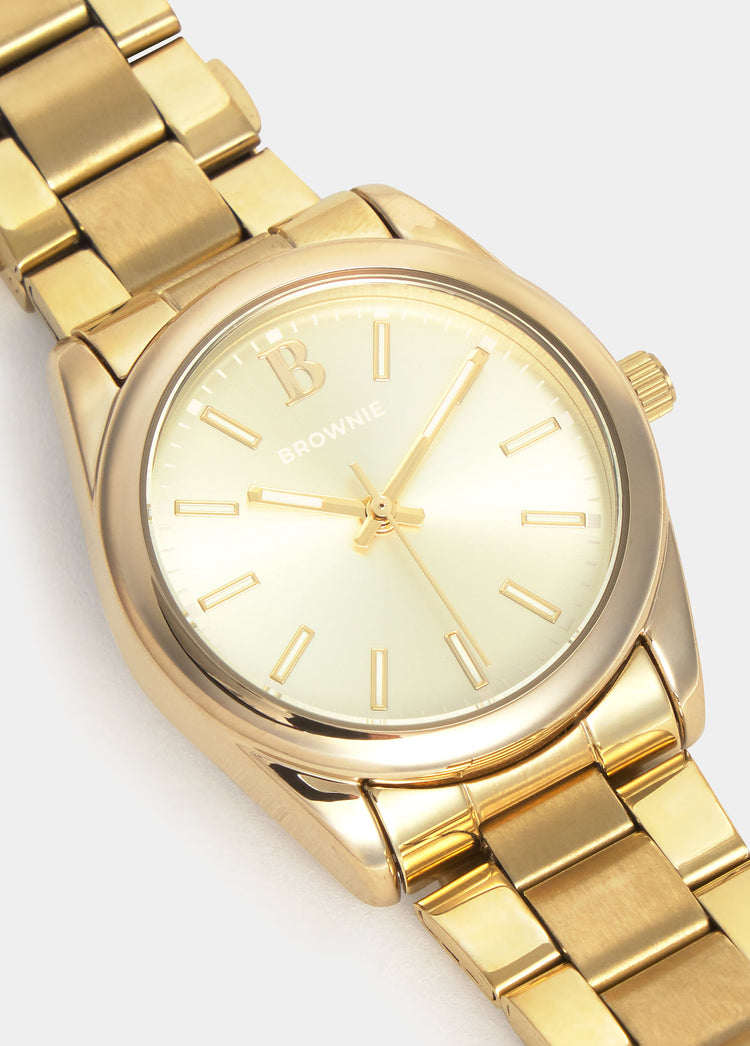 Reloj de pulsera dorado con esfera clara y detalles del logo en primer plano