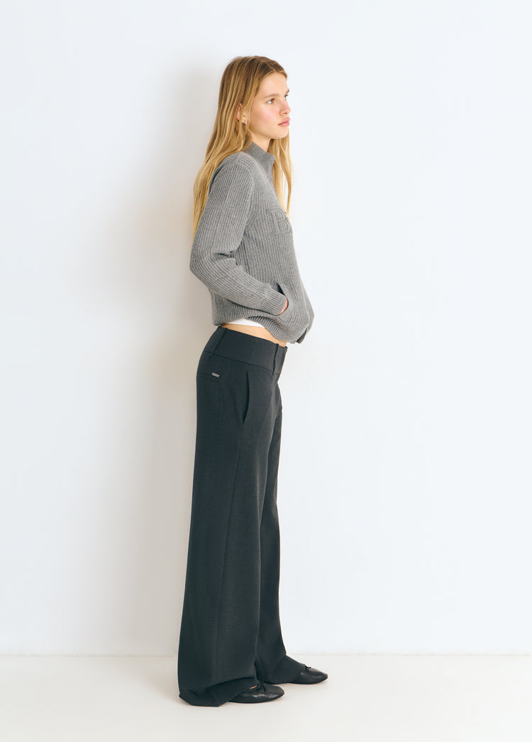 Pantalón de tiro bajo y pierna ancha en gris oscuro visto de perfil