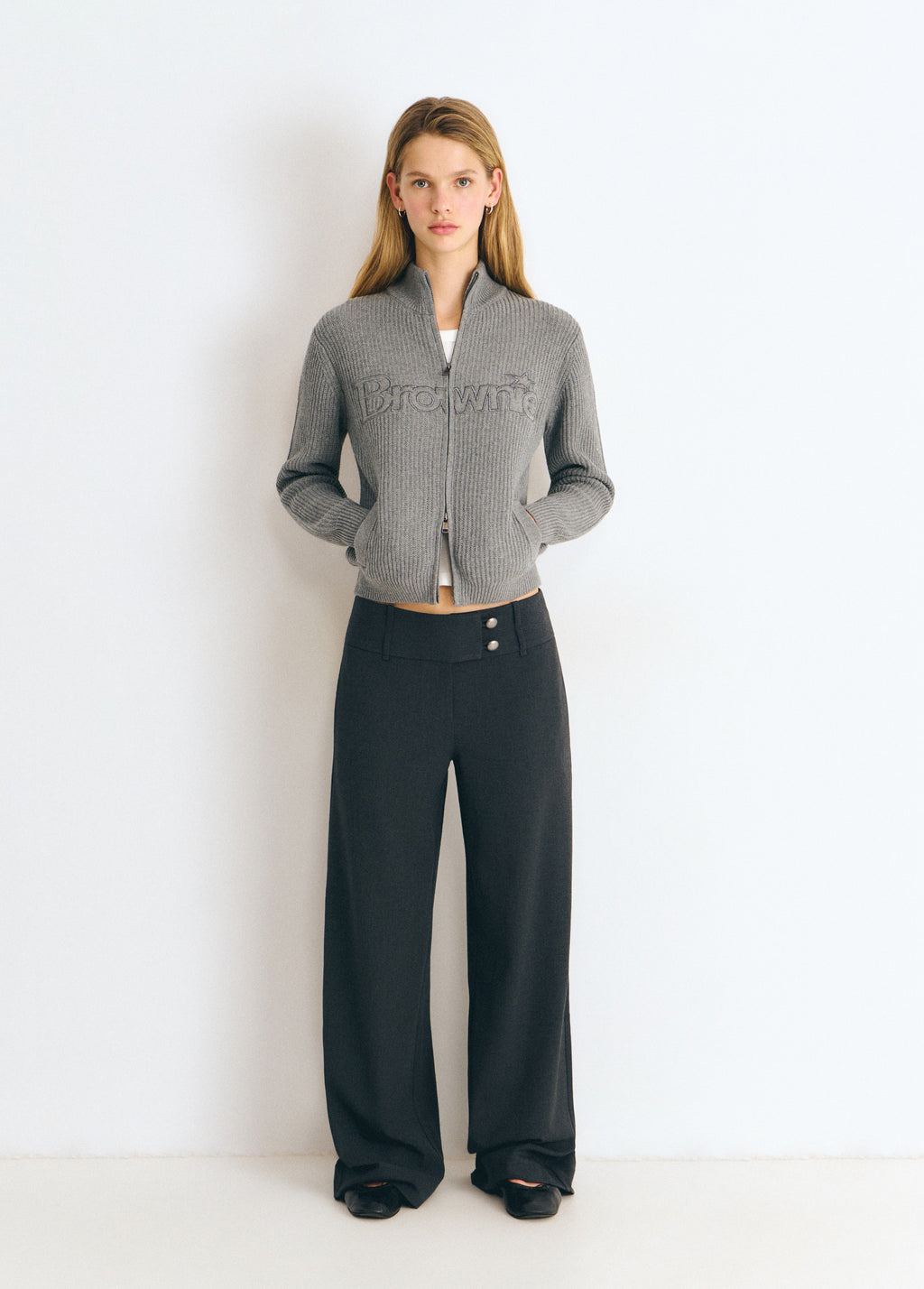 Chaqueta de punto gris oscuro con logotipo bordado y cremallera vista de frente